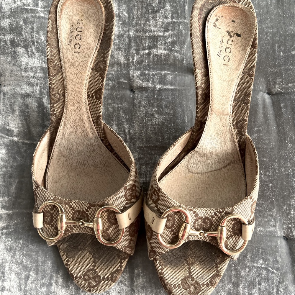 Gucci classic kitten heels in canvas